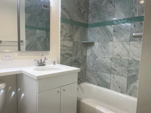 $3,600 | 1360 North Sandburg Terrace, Unit 401C, Chicago, IL 60610