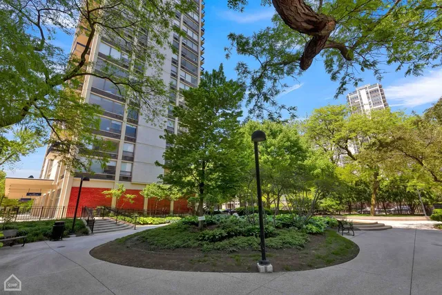 $3,600 | 1360 North Sandburg Terrace, Unit 401C, Chicago, IL 60610