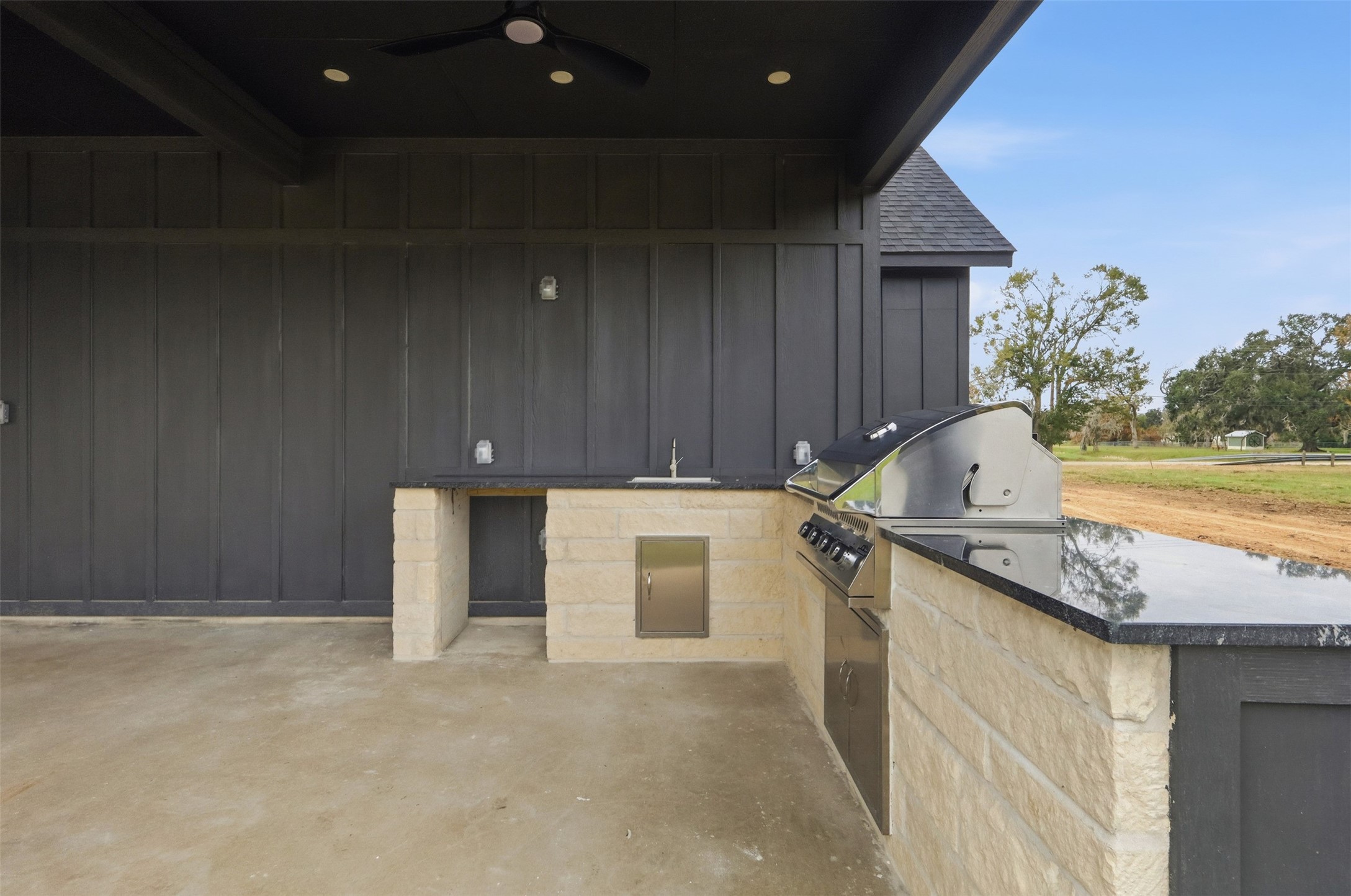 467 Springfield Drive Angleton, TX 77515 - Photo 38 of 42 Outdoor Kitchen. Photos are of prior LOTUS plan homesite built by Aurcova.