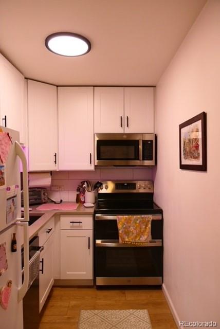 830 20th Street, Unit 303 Boulder, CO 80302 - Photo 20 of 28 a kitchen with a stove and a microwave