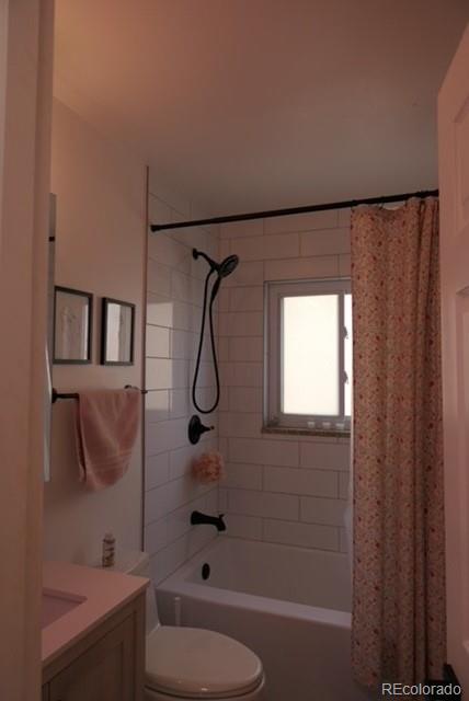 830 20th Street, Unit 303 Boulder, CO 80302 - Photo 7 of 28 a bathroom with a shower curtain and a bathtub