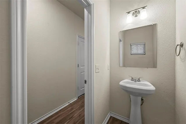 $1,275 | 105 Southeast 4th Street, Unit 1, Kerens, TX 75144