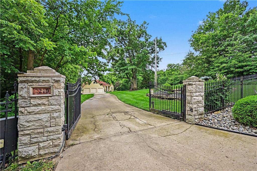 2210 Opossum Hollow Road Blue Springs, MO 64015 - Photo 2 of 8