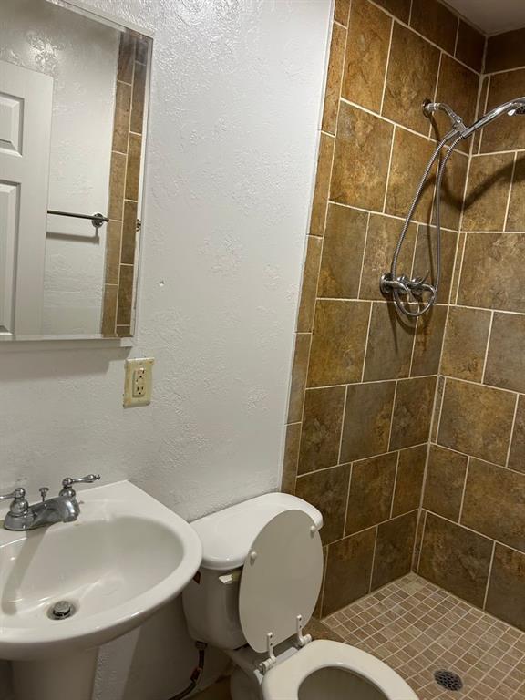 1411 James Street Sweetwater, TX 79556 - Photo 9 of 10 a bathroom with a sink toilet and shower