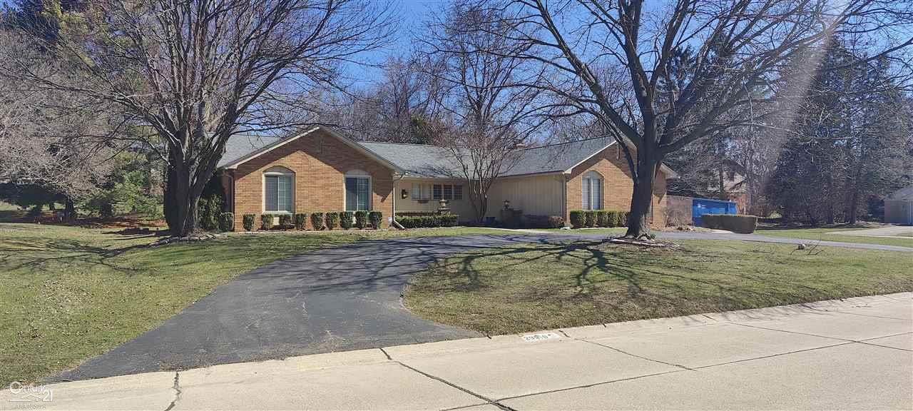 29910 High Valley Road Farmington, MI 48331 - Photo 1 of 34