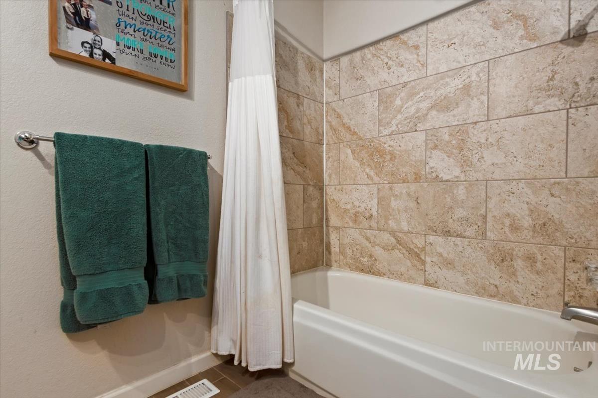 13712 Jarett Street Caldwell, ID 83607 - Photo 28 of 39 Bathroom featuring shower / tub combo