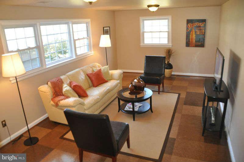 306 Tapawingo Road Southwest Vienna, VA 22180 - Photo 4 of 18 Family Room