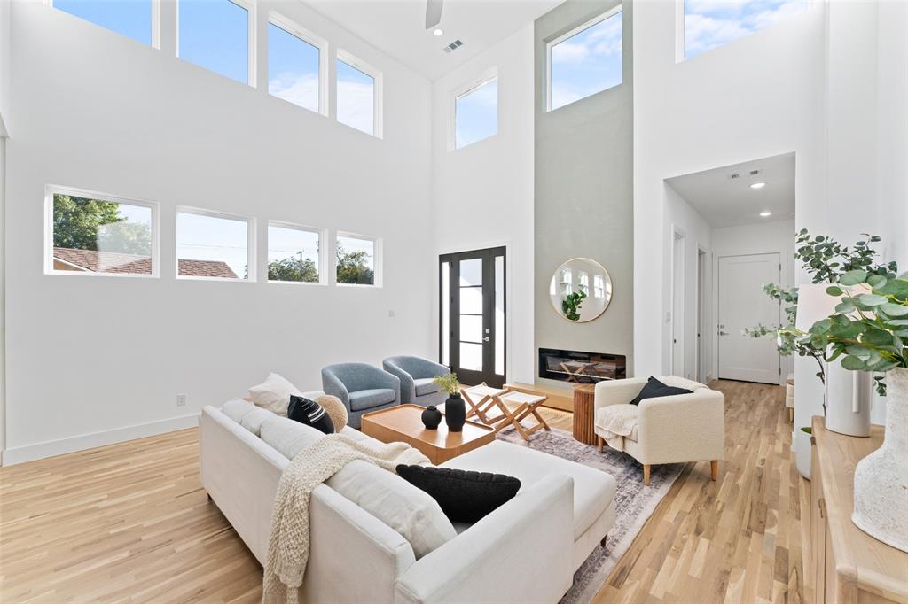 2313 South Vernon Avenue Dallas, TX 75224 - Photo 4 of 40 a living room with furniture and a lamp