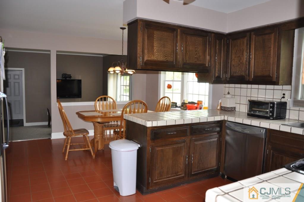 17 Woodmere Road North Brunswick, NJ 08902 - Photo 14 of 25 Gallery Image 14