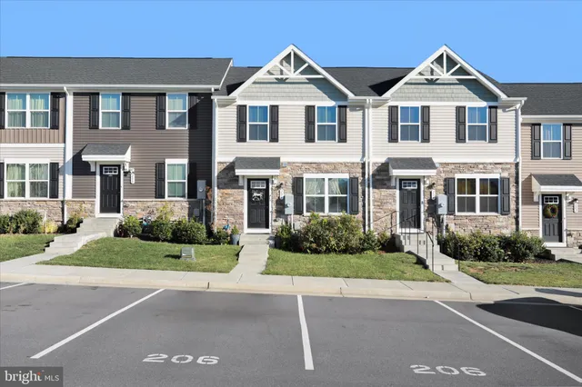 $2,100 | 206 Spring Place, Strasburg, VA 22657
