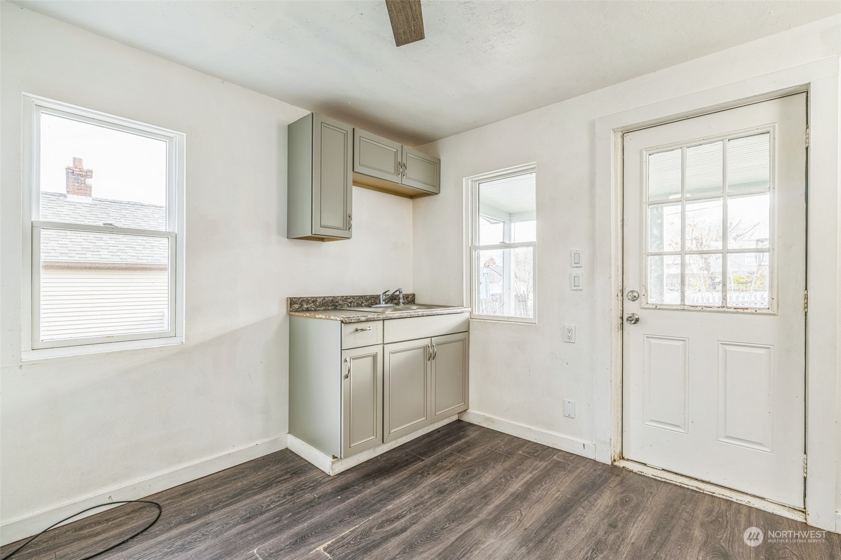 38 Viewdale Street Wenatchee, WA 98801 - Photo 13 of 34 an empty room with wooden floor and window