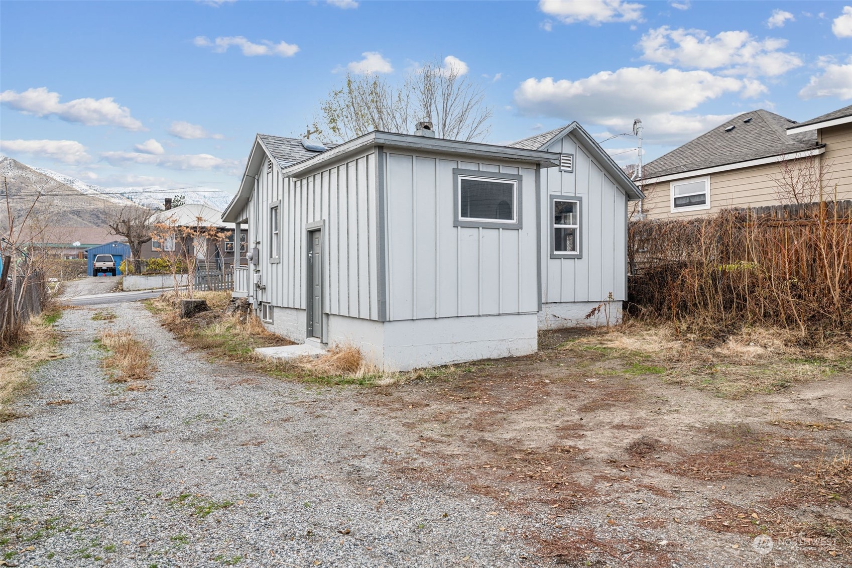 38 Viewdale Street Wenatchee, WA 98801 - Photo 3 of 34 a view of a house with a yard