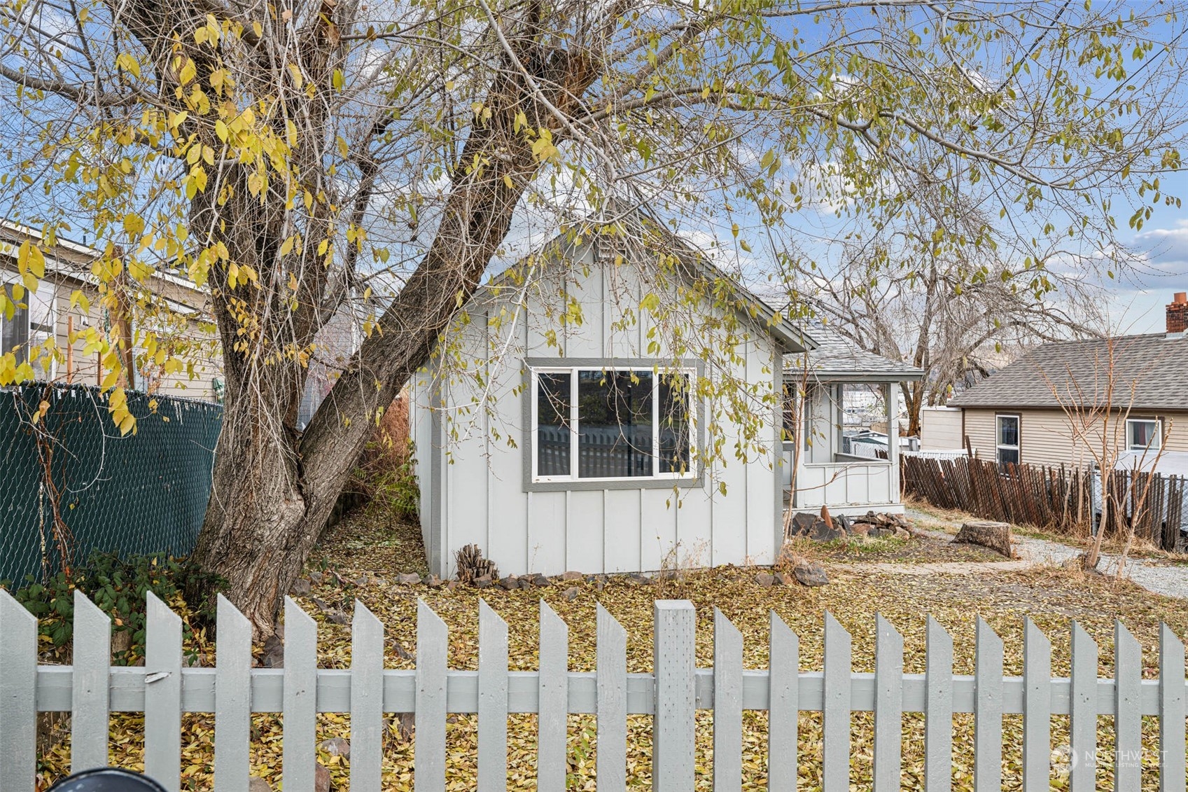 38 Viewdale Street Wenatchee, WA 98801 - Photo 33 of 34 a front view of a house with a yard