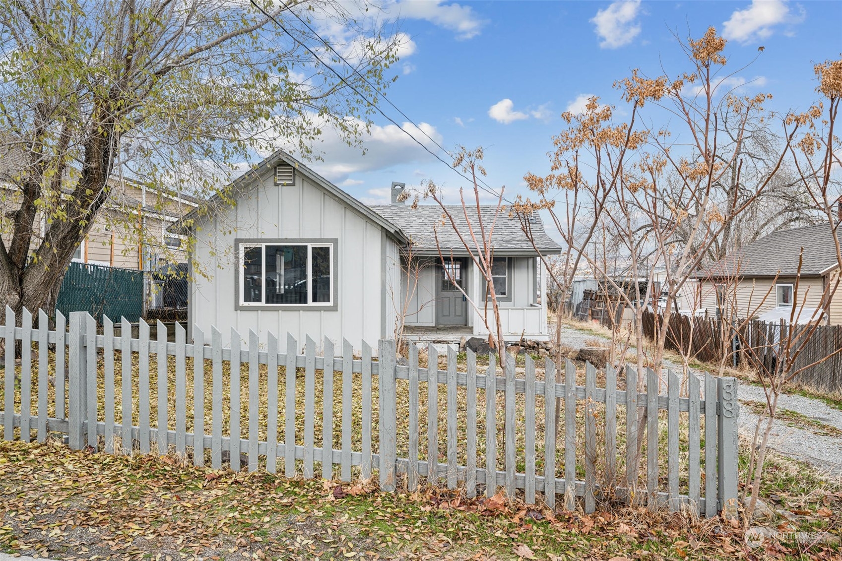 38 Viewdale Street Wenatchee, WA 98801 - Photo 34 of 34 a front view of a house with a small yard
