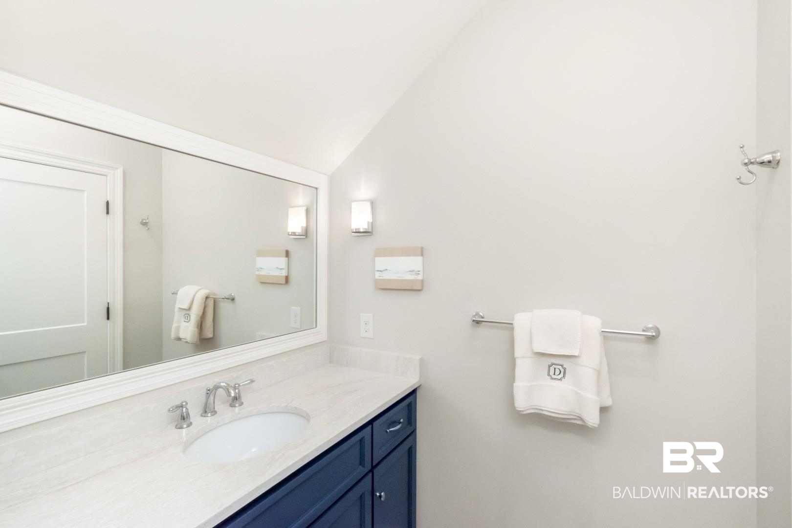 4404 Stein Street Mobile, AL 36608 - Photo 37 of 50 Bathroom with vanity and lofted ceiling