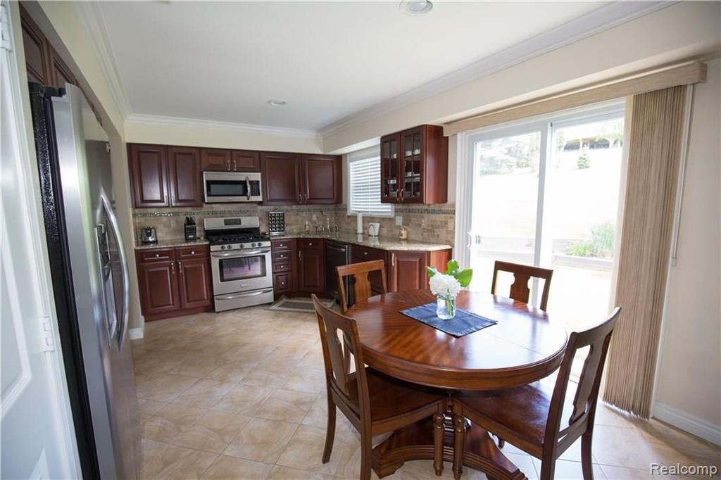 306 Whitney Drive Rochester Hills, MI 48307 - Photo 14 of 38