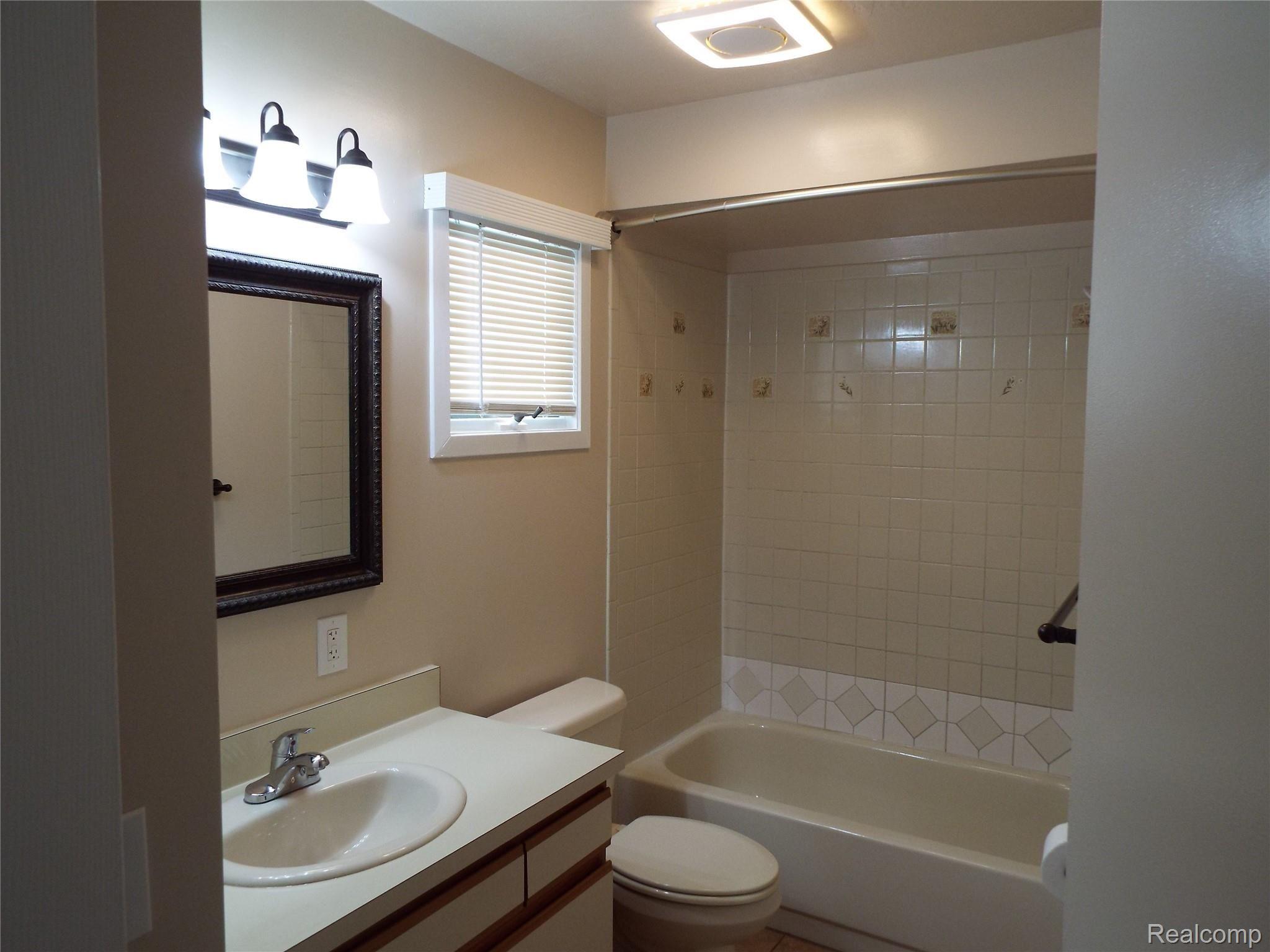 2191 North Milford Road Highland, MI 48357 - Photo 9 of 35 JLJM9.JPG