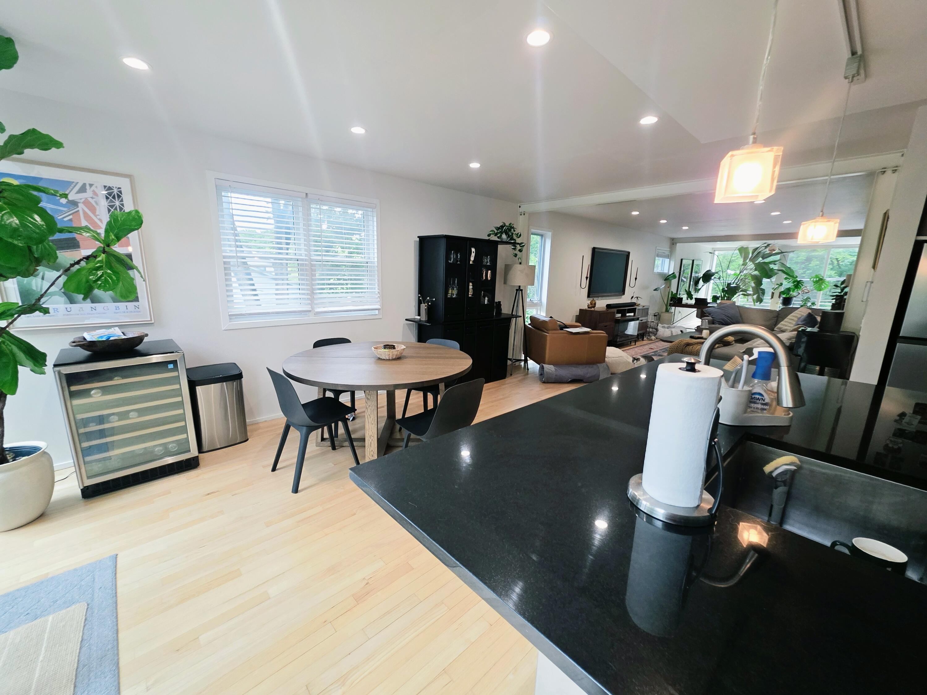 6022 North Sunny Point Road Milwaukee, WI 53209 - Photo 8 of 32 1000046579