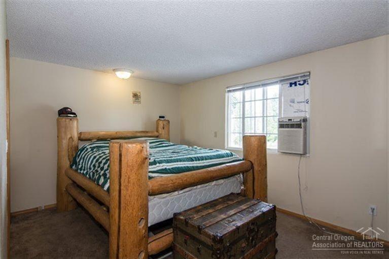61870 Pettigrew Road Bend, OR 97702 - Photo 7 of 22 Master bedroom is located on the upper l