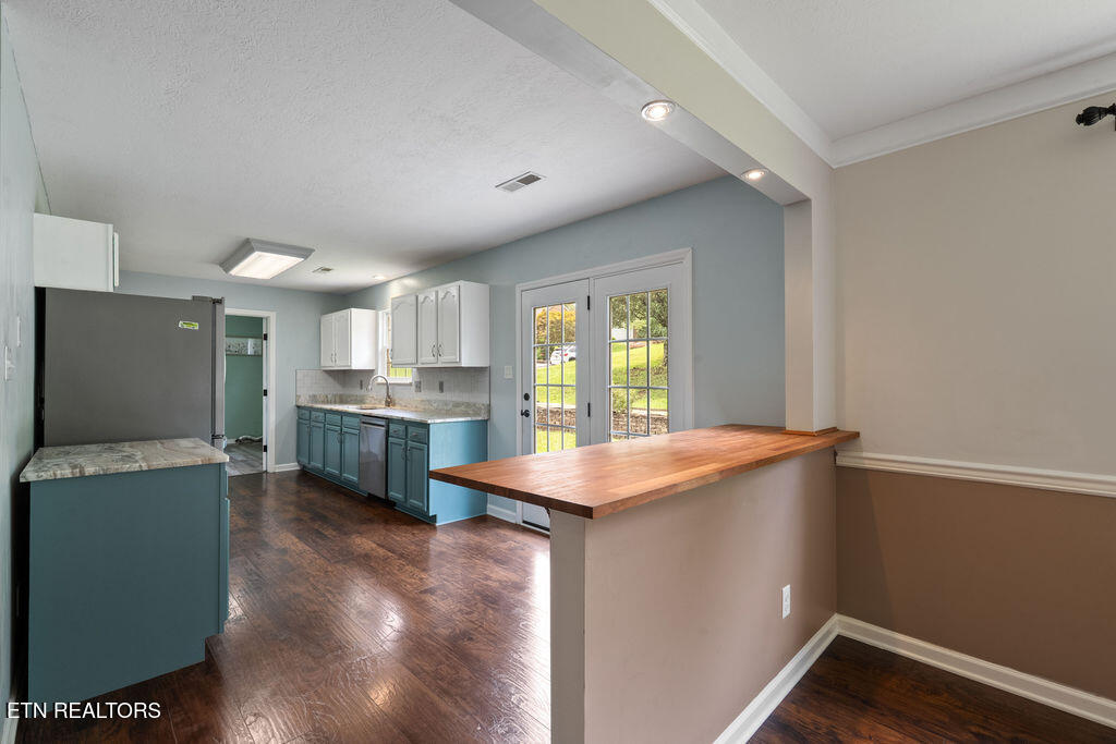 8301 Encounter Trail Powell, TN 37849 - Photo 11 of 40 Bar/Kitchen