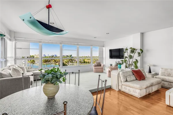 $3,500 | 4925 Collins Avenue, Unit 5F, Miami Beach, FL 33140