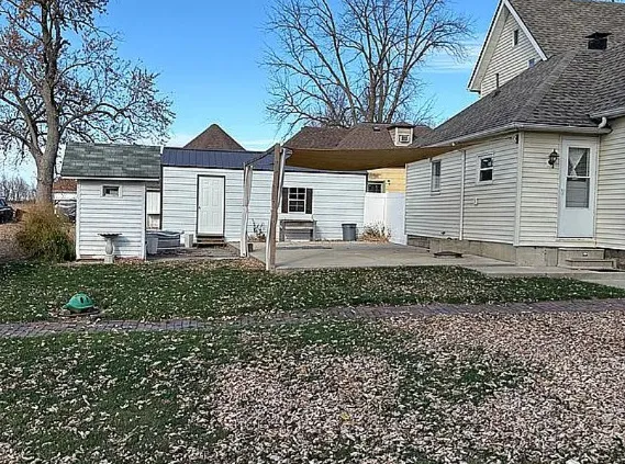 a view of a house with a yard