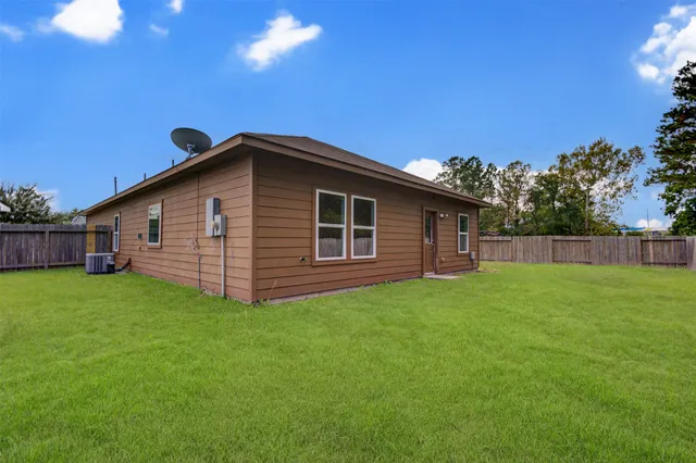 a view of a house with backyard