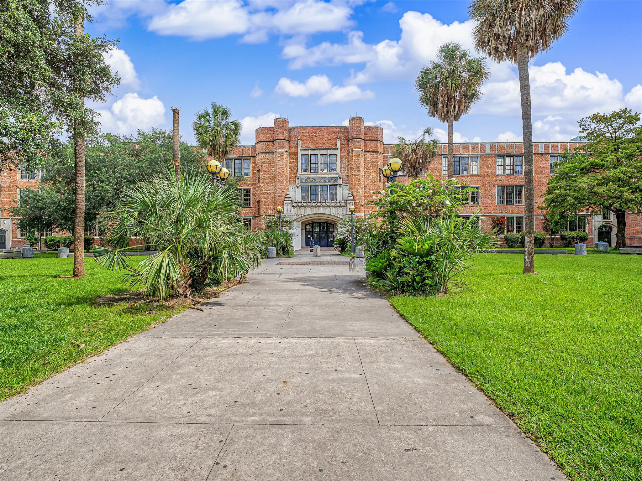 1207 Tabor Street Houston, TX 77009 - Photo 44 of 45 Heights High School