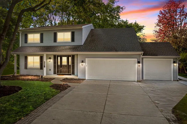 a view of a house with a yard