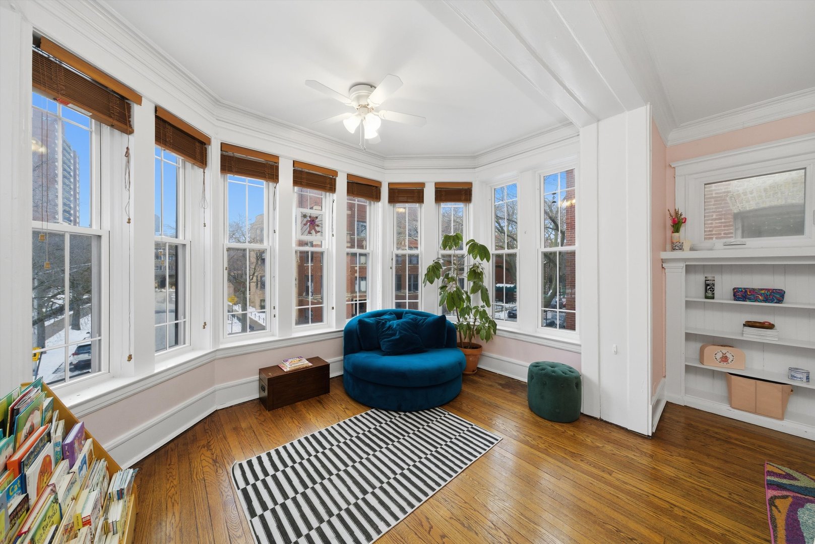 939 West Ainslie Street, Unit 2E Chicago, IL 60640 - Photo 11 of 47 a living room with furniture and a large window
