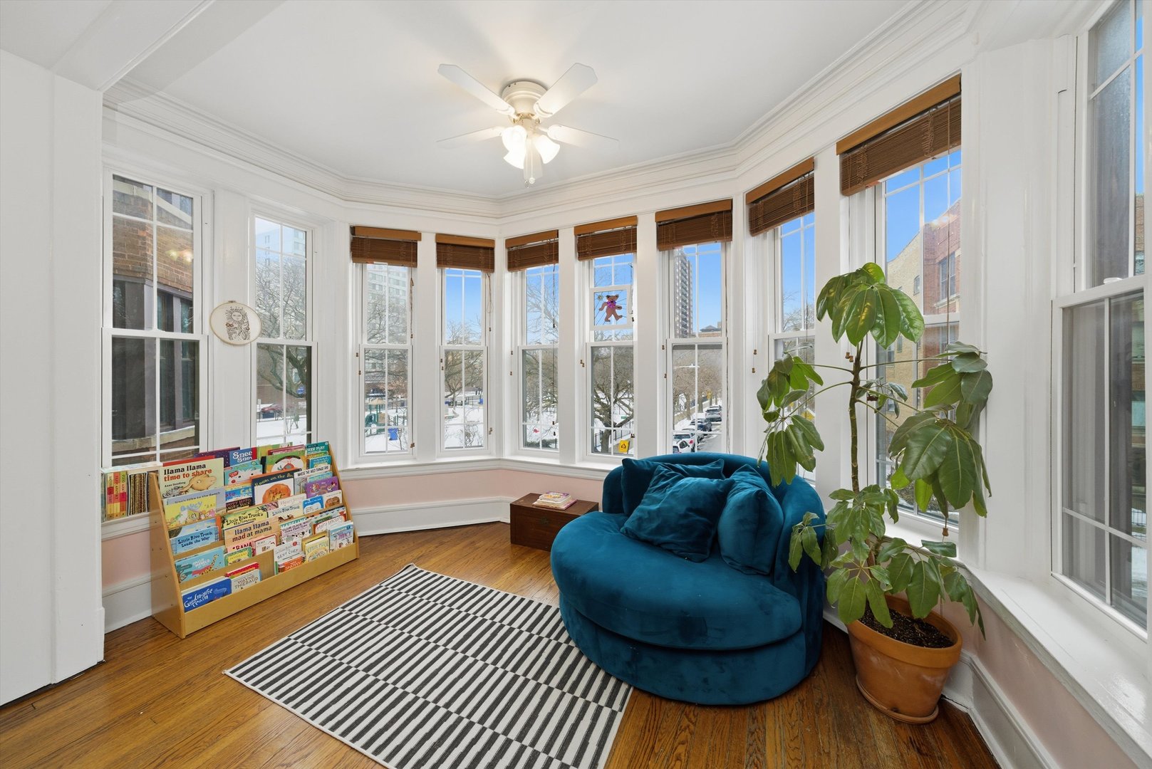 939 West Ainslie Street, Unit 2E Chicago, IL 60640 - Photo 12 of 47 a living room filled with furniture and a floor to ceiling window