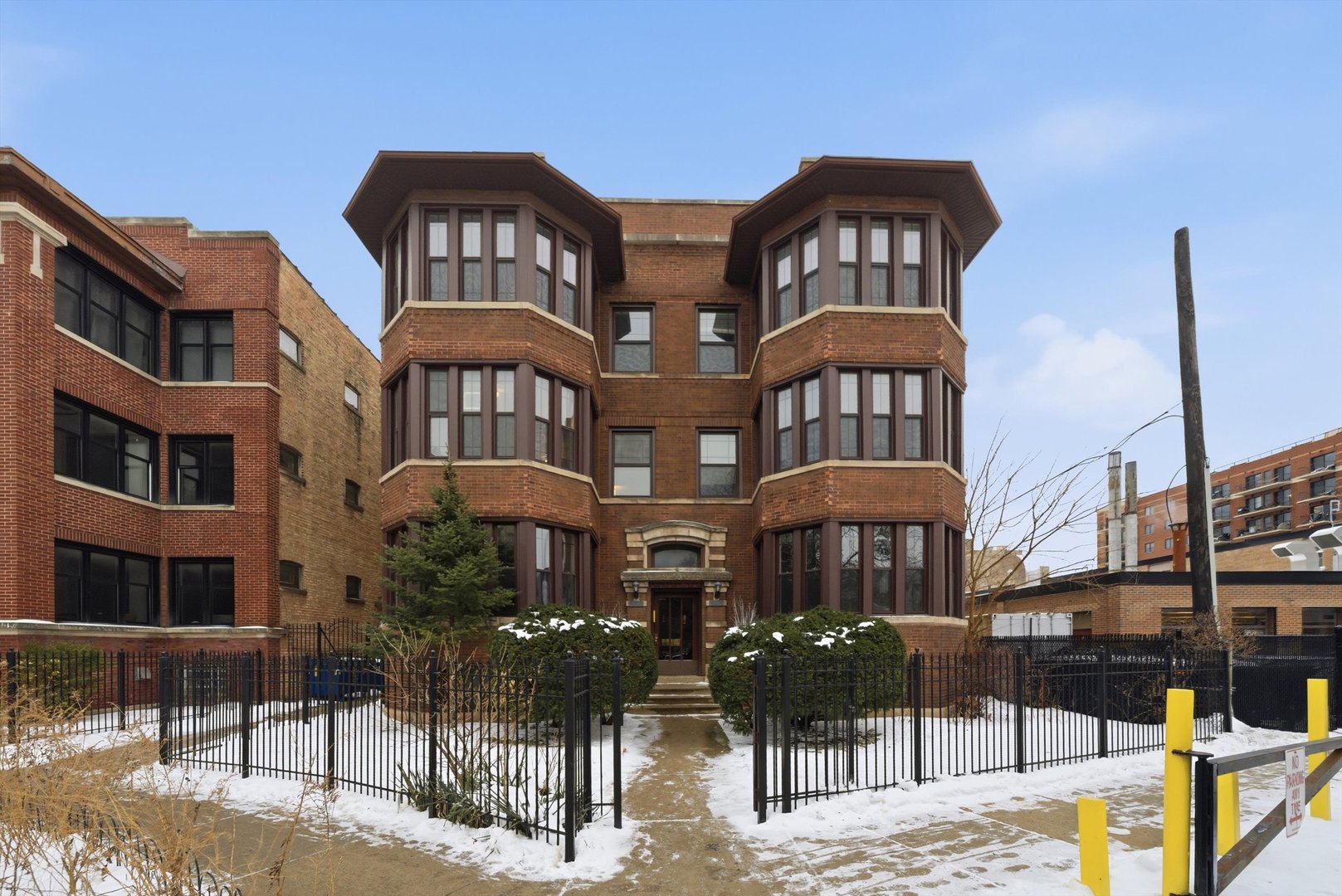 939 West Ainslie Street, Unit 2E Chicago, IL 60640 - Photo 2 of 47 a front view of a building with many windows