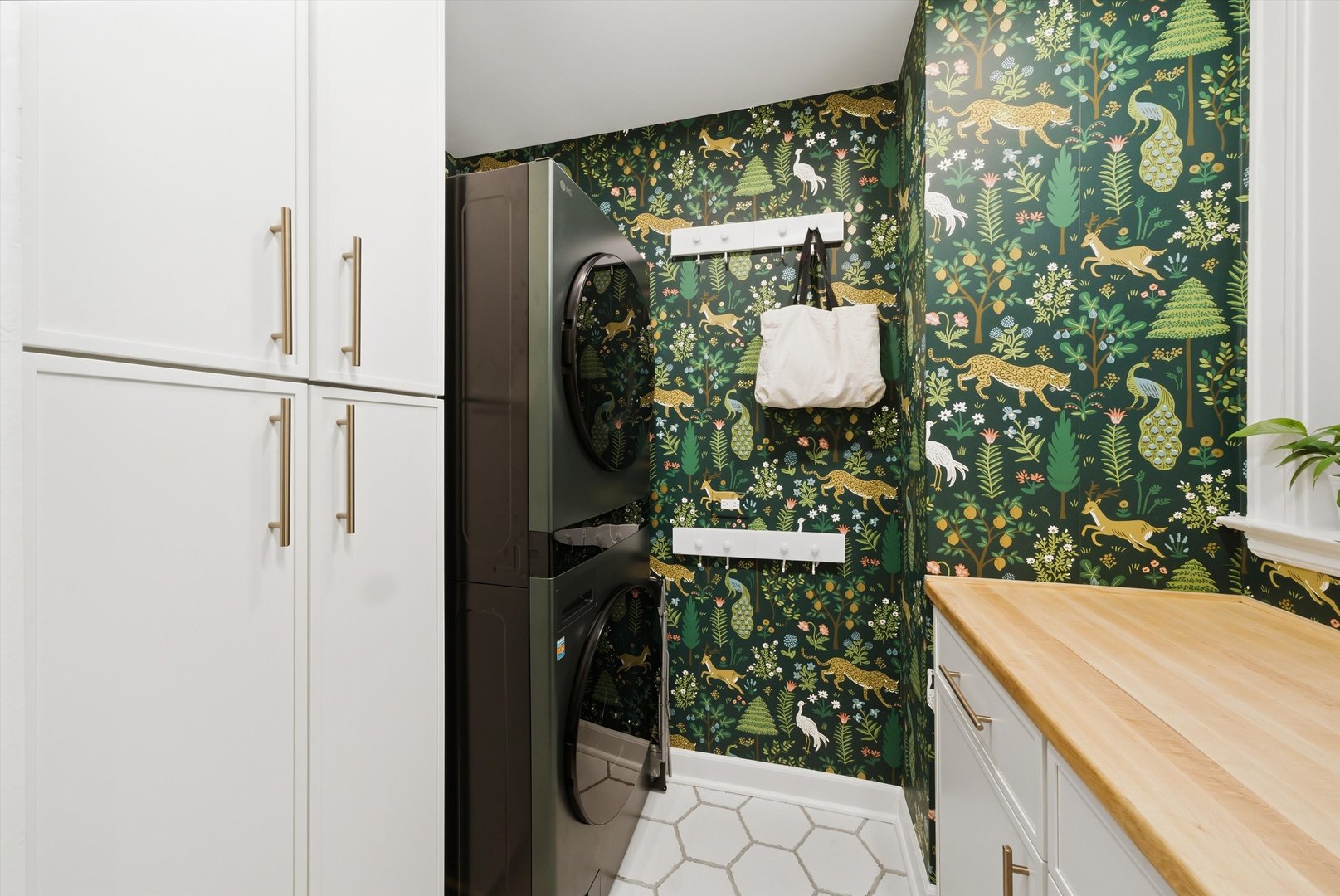 939 West Ainslie Street, Unit 2E Chicago, IL 60640 - Photo 27 of 47 a bathroom with a sink and a mirror