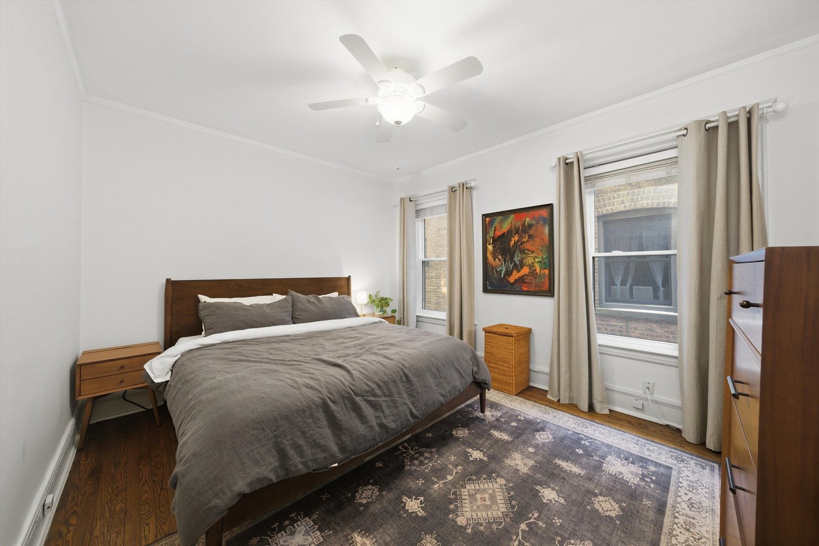 939 West Ainslie Street, Unit 2E Chicago, IL 60640 - Photo 28 of 47 a bedroom with a large bed and a window