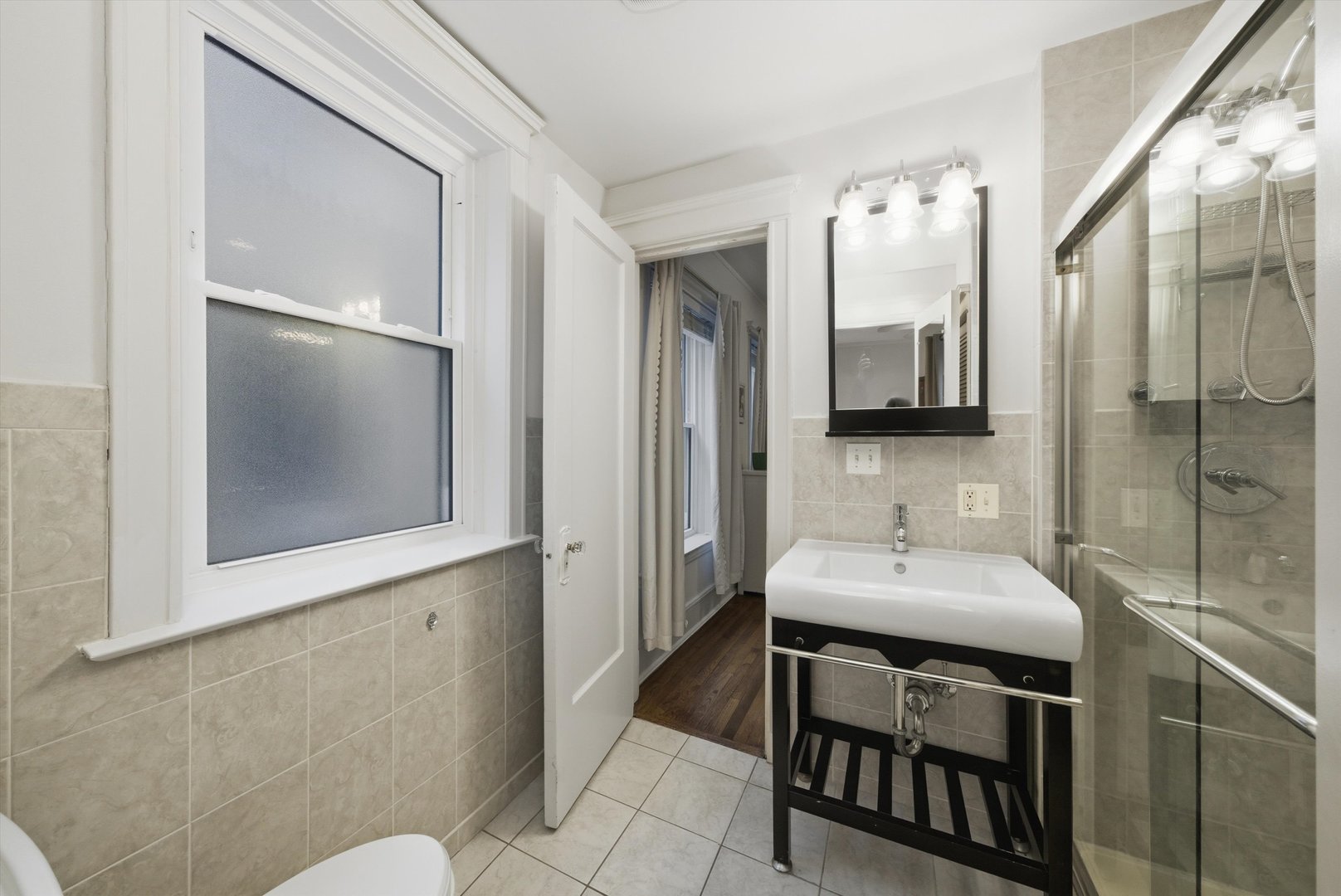 939 West Ainslie Street, Unit 2E Chicago, IL 60640 - Photo 31 of 47 a bathroom with a sink and a mirror