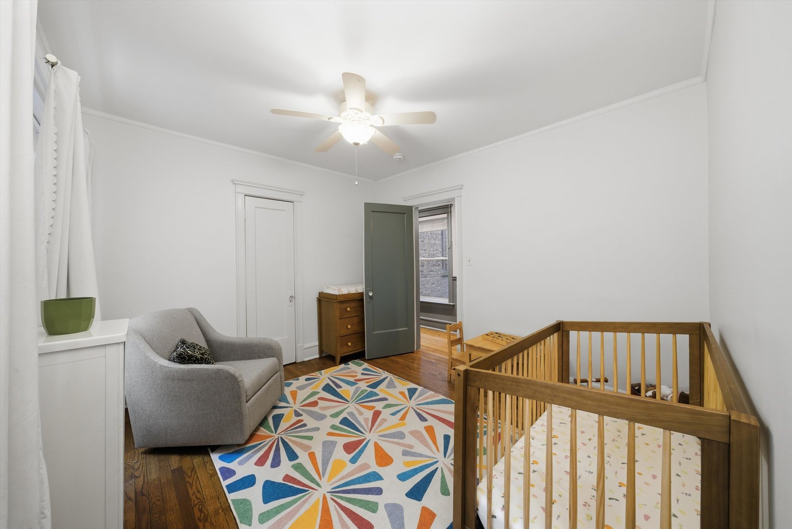 939 West Ainslie Street, Unit 2E Chicago, IL 60640 - Photo 33 of 47 a living room with furniture and a flat screen tv