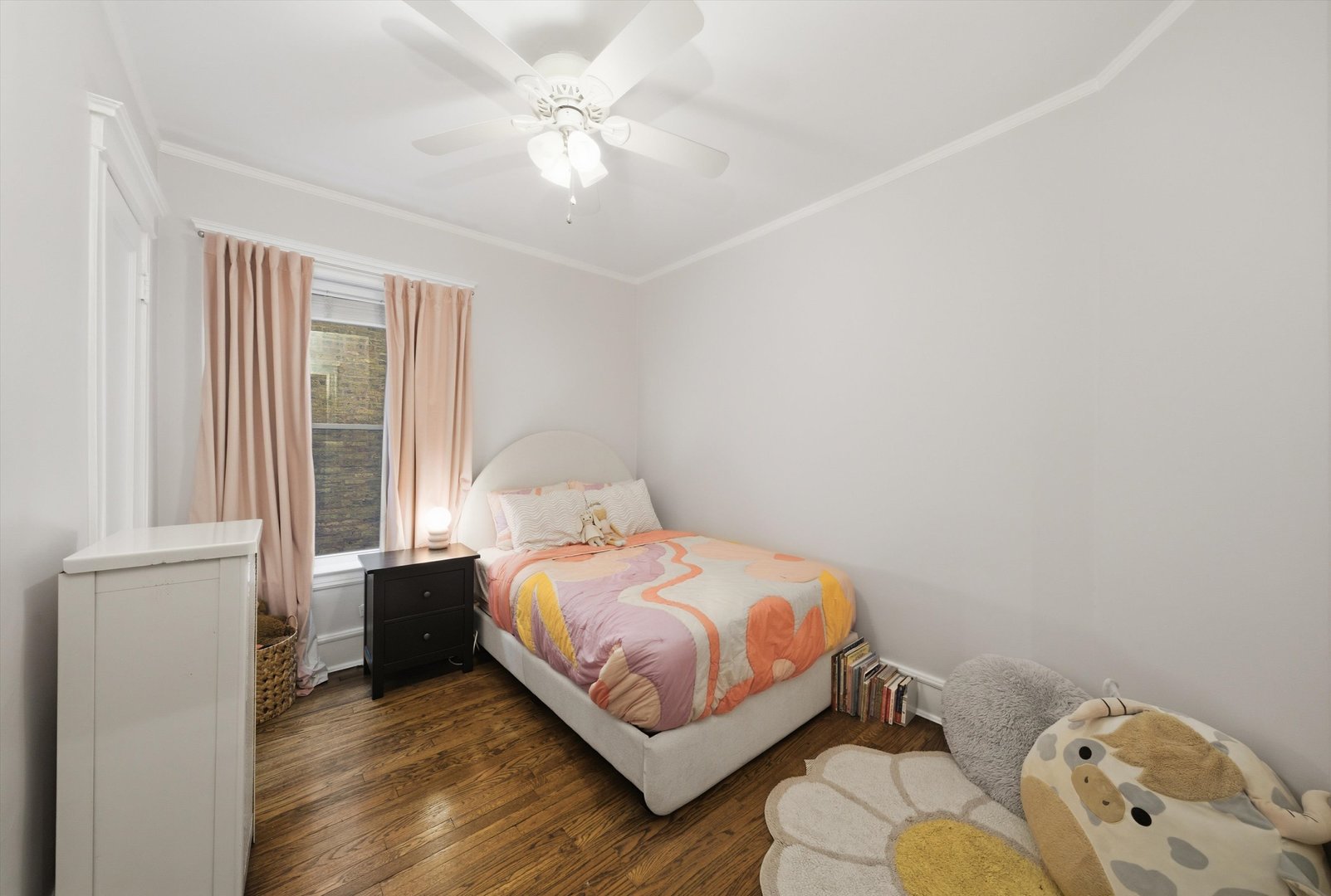 939 West Ainslie Street, Unit 2E Chicago, IL 60640 - Photo 34 of 47 a bedroom with a bed and a window