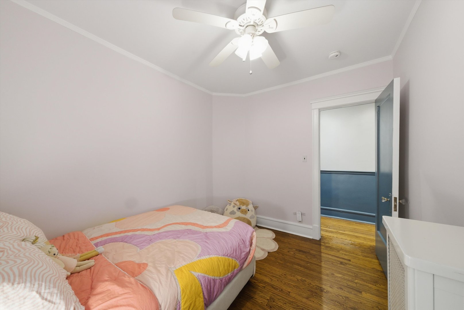 939 West Ainslie Street, Unit 2E Chicago, IL 60640 - Photo 35 of 47 a bedroom with a bed and a chandelier fan