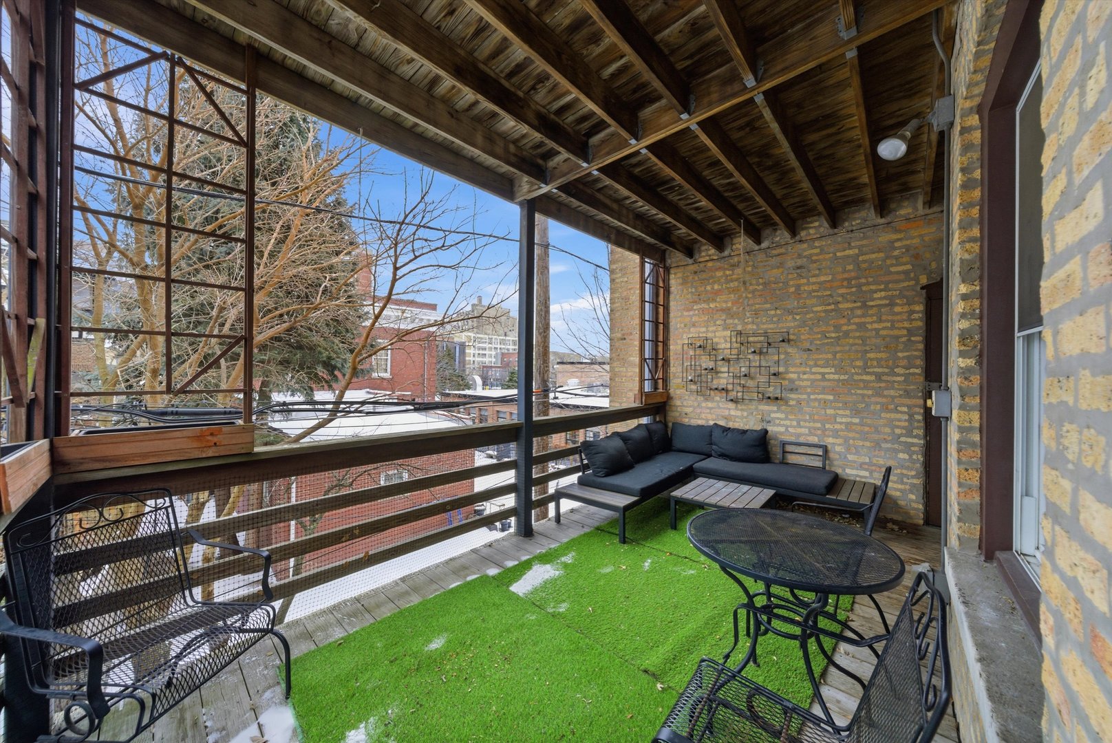 939 West Ainslie Street, Unit 2E Chicago, IL 60640 - Photo 38 of 47 a view of a chairs and table in patio with wooden fence