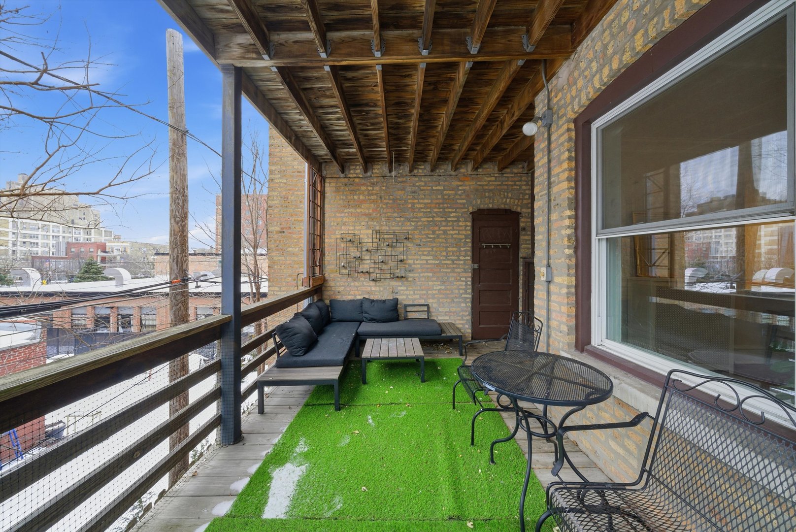 939 West Ainslie Street, Unit 2E Chicago, IL 60640 - Photo 39 of 47 a patio with yard table and chairs