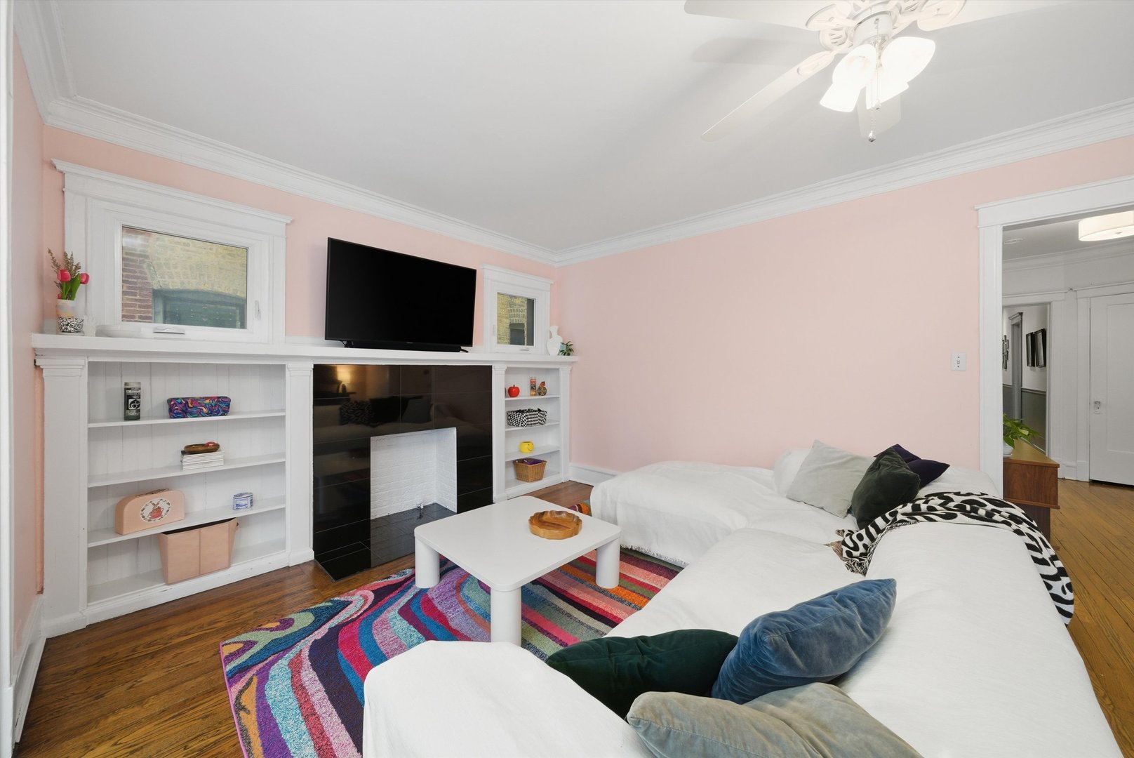 939 West Ainslie Street, Unit 2E Chicago, IL 60640 - Photo 4 of 47 a living room with furniture fireplace and flat screen tv