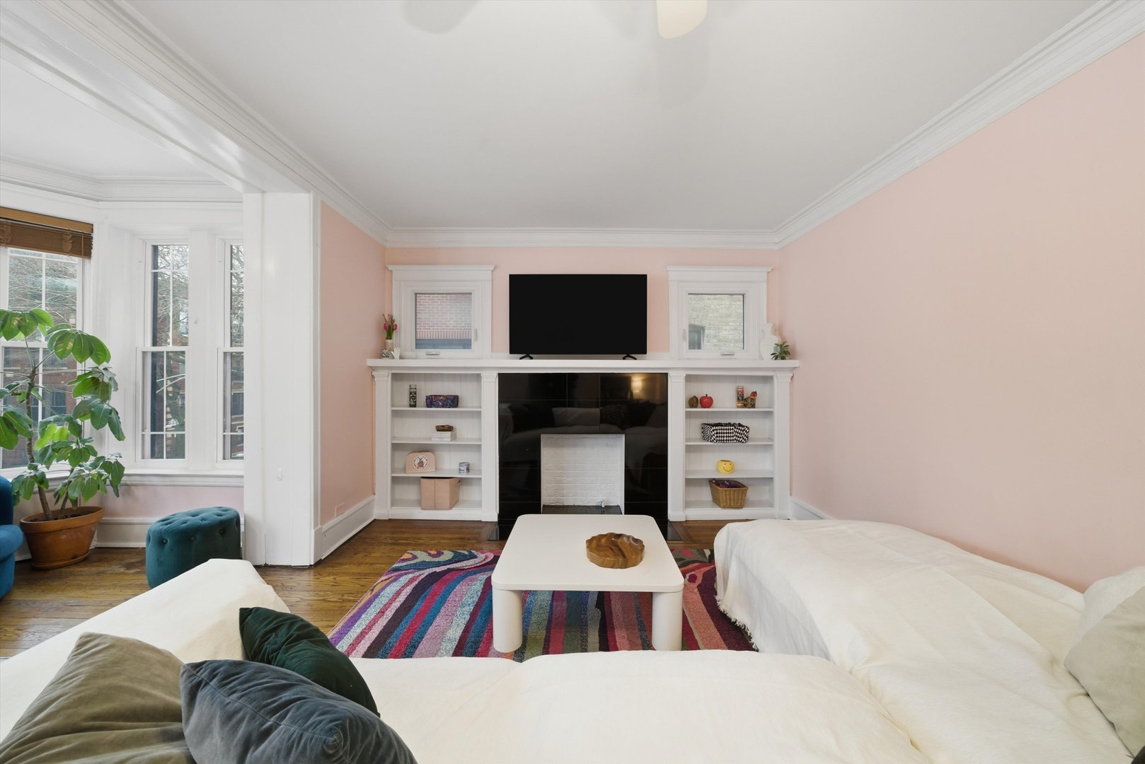 939 West Ainslie Street, Unit 2E Chicago, IL 60640 - Photo 7 of 47 a living room with furniture and a flat screen tv