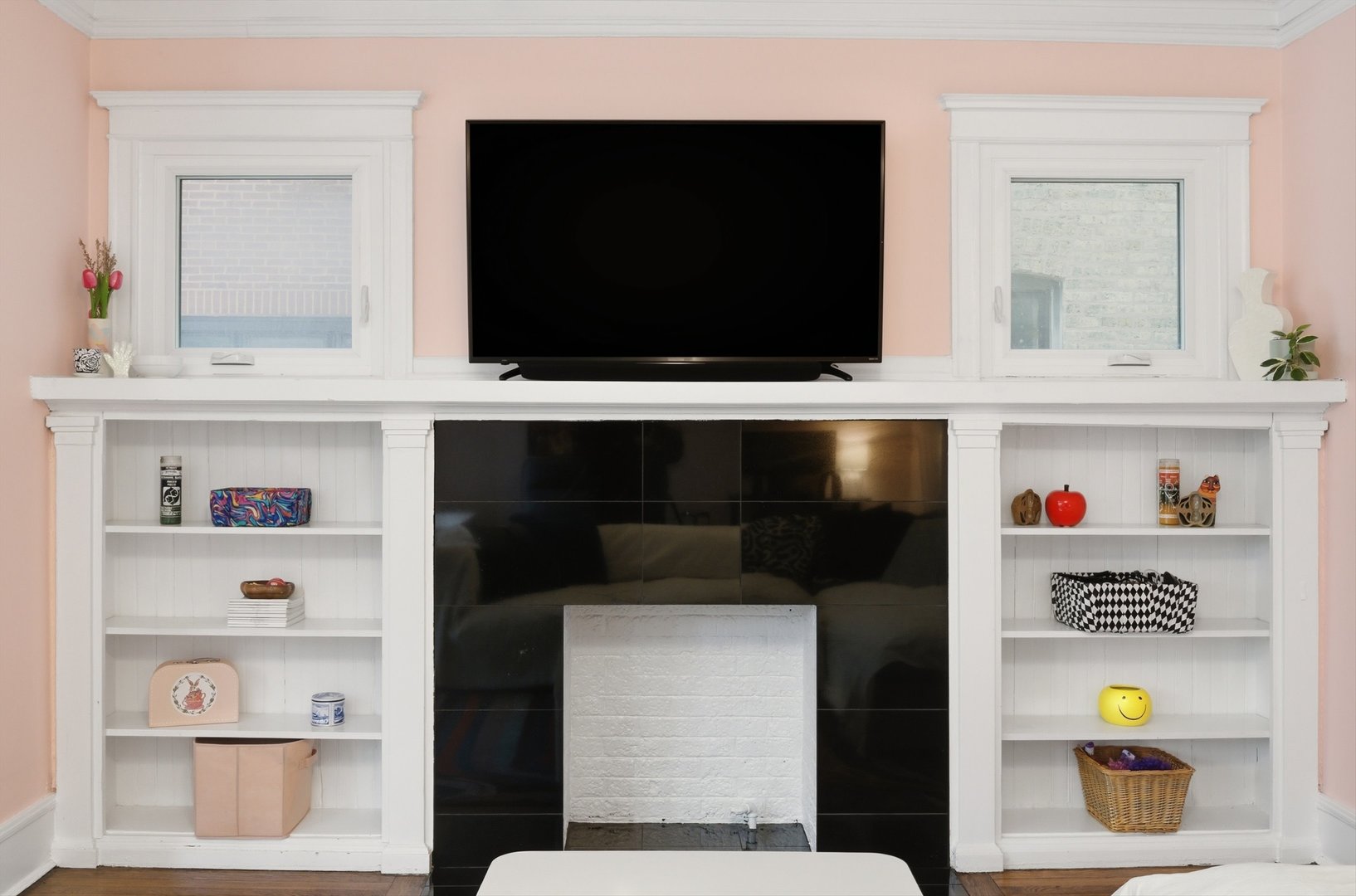 939 West Ainslie Street, Unit 2E Chicago, IL 60640 - Photo 8 of 47 a living room with a flat screen tv