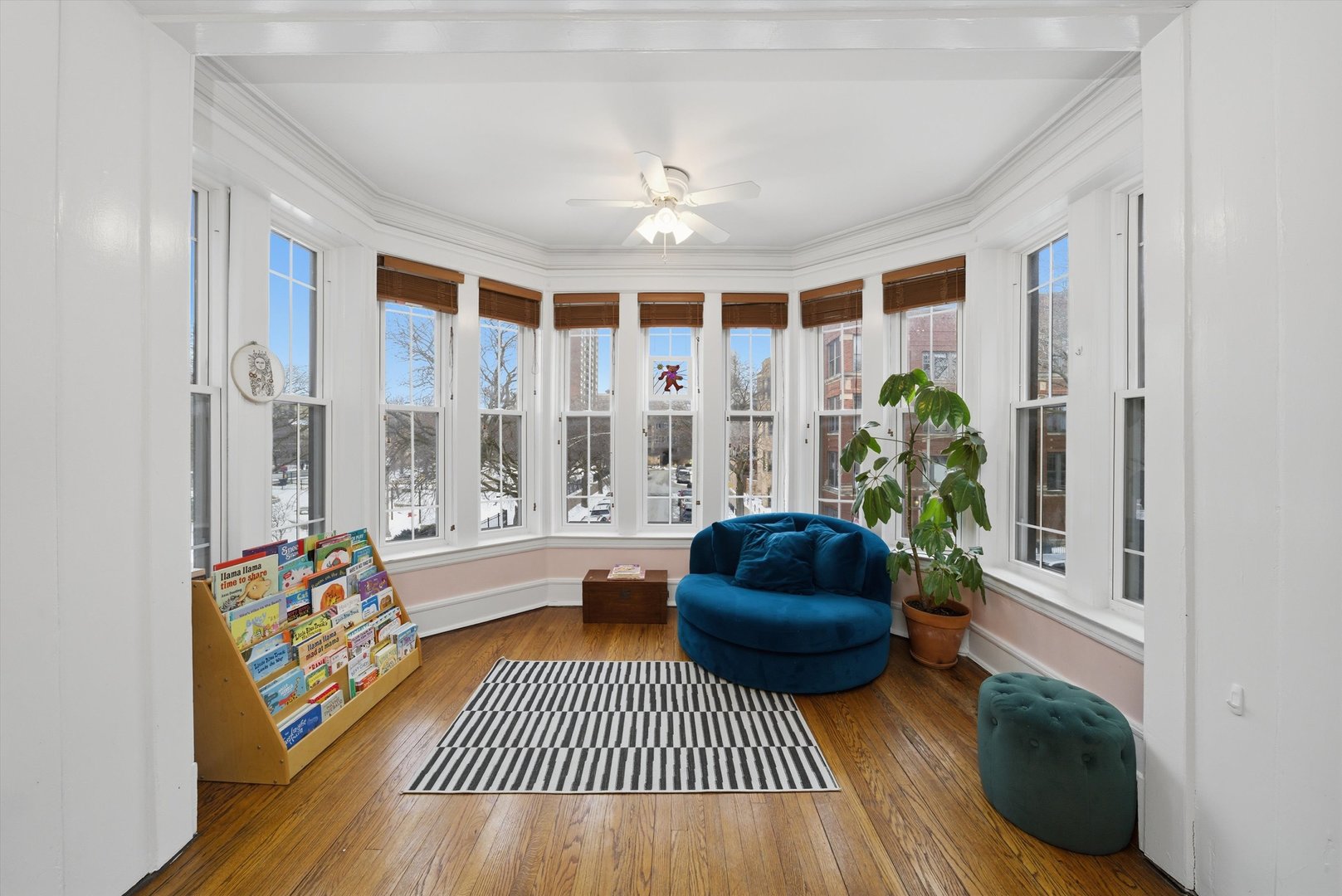 939 West Ainslie Street, Unit 2E Chicago, IL 60640 - Photo 10 of 47 a living room with furniture and a rug