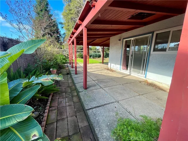 a view of a backyard