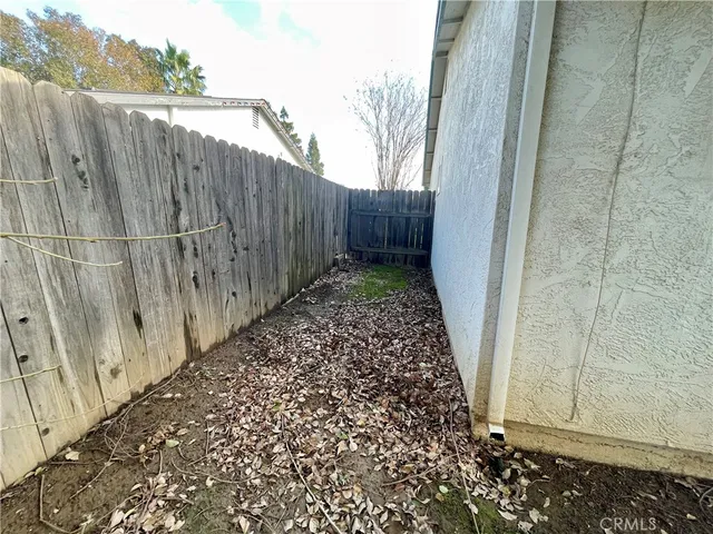 a view of a backyard