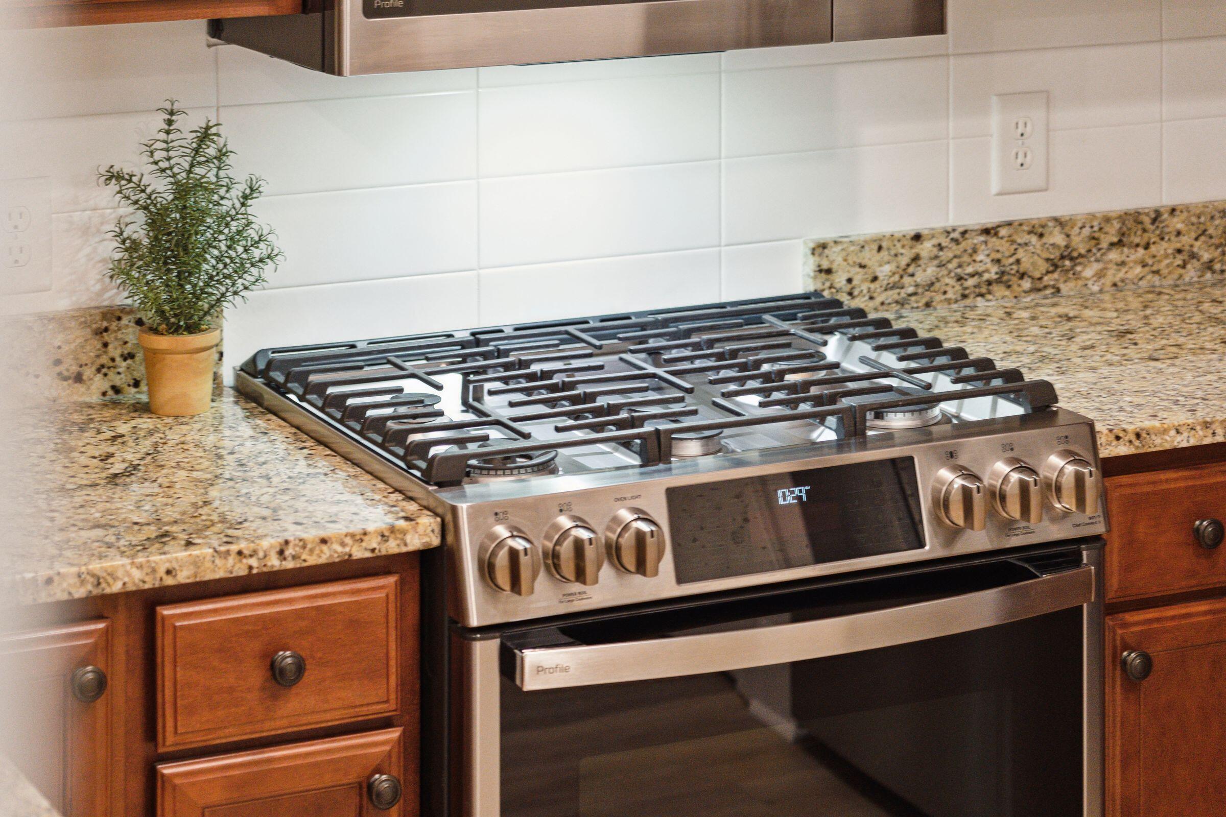 145 Pier View Street, Unit 114 Charleston, SC 29492 - Photo 9 of 41 9. Gas Cooktop