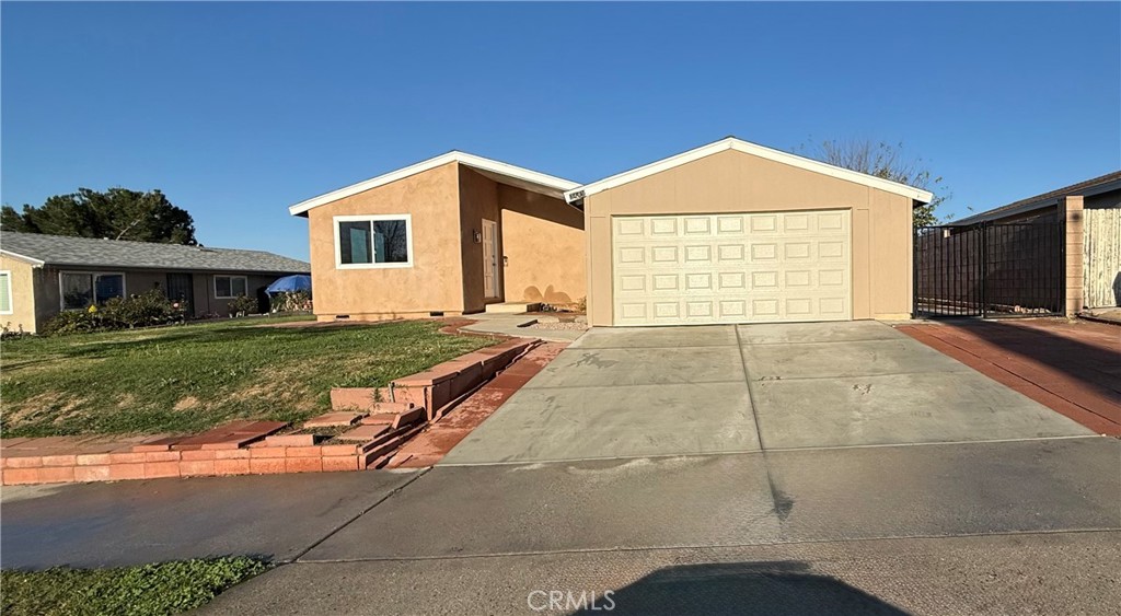 3445 Sparrow Circle Riverside, CA 92503 - Photo 5 of 41 a view of a house with backyard and a tree