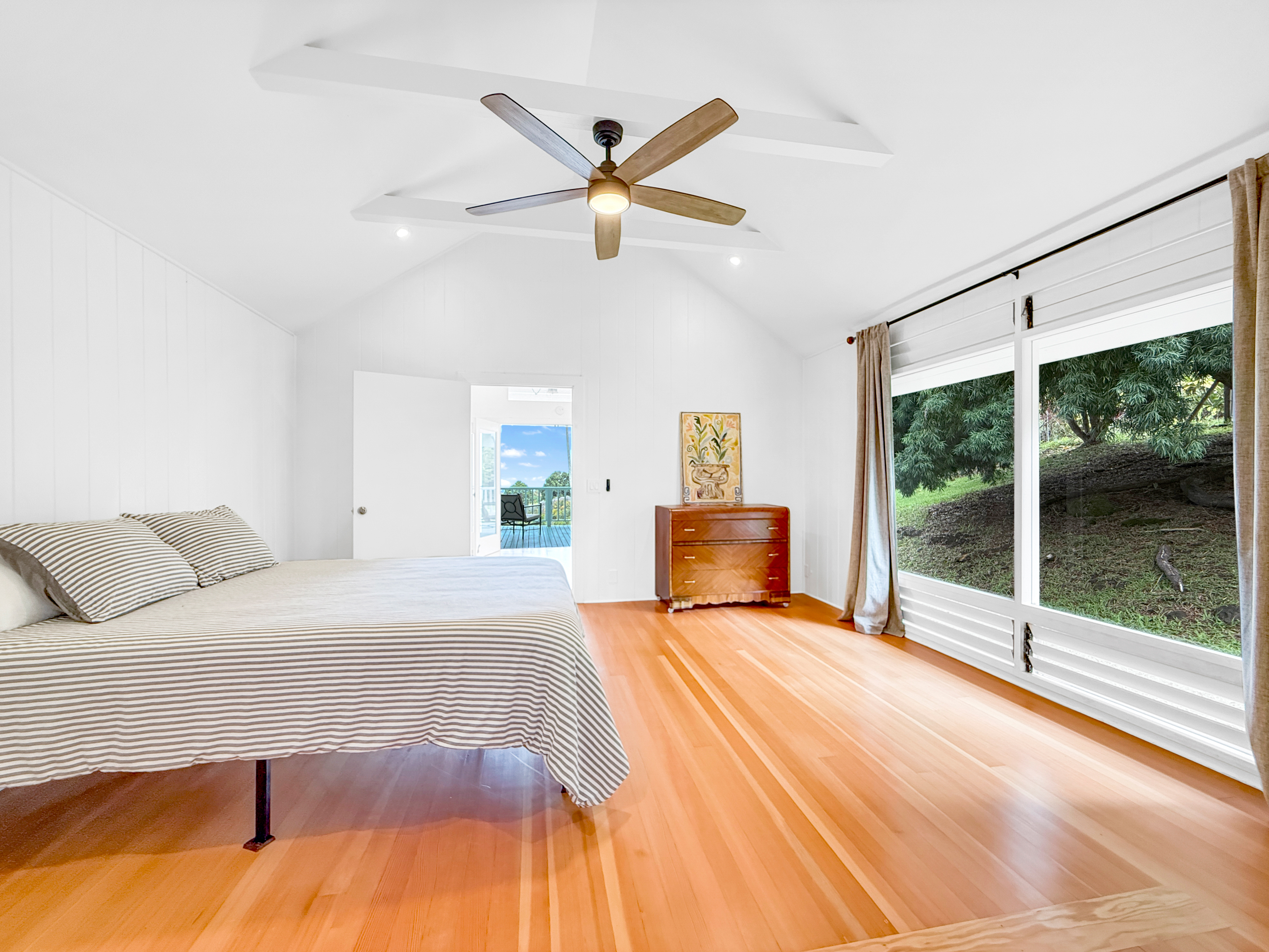 76-5807 Ho'okahi Road, Unit 1 Holualoa, HI 96725 - Photo 13 of 24 a bedroom with a bed and window