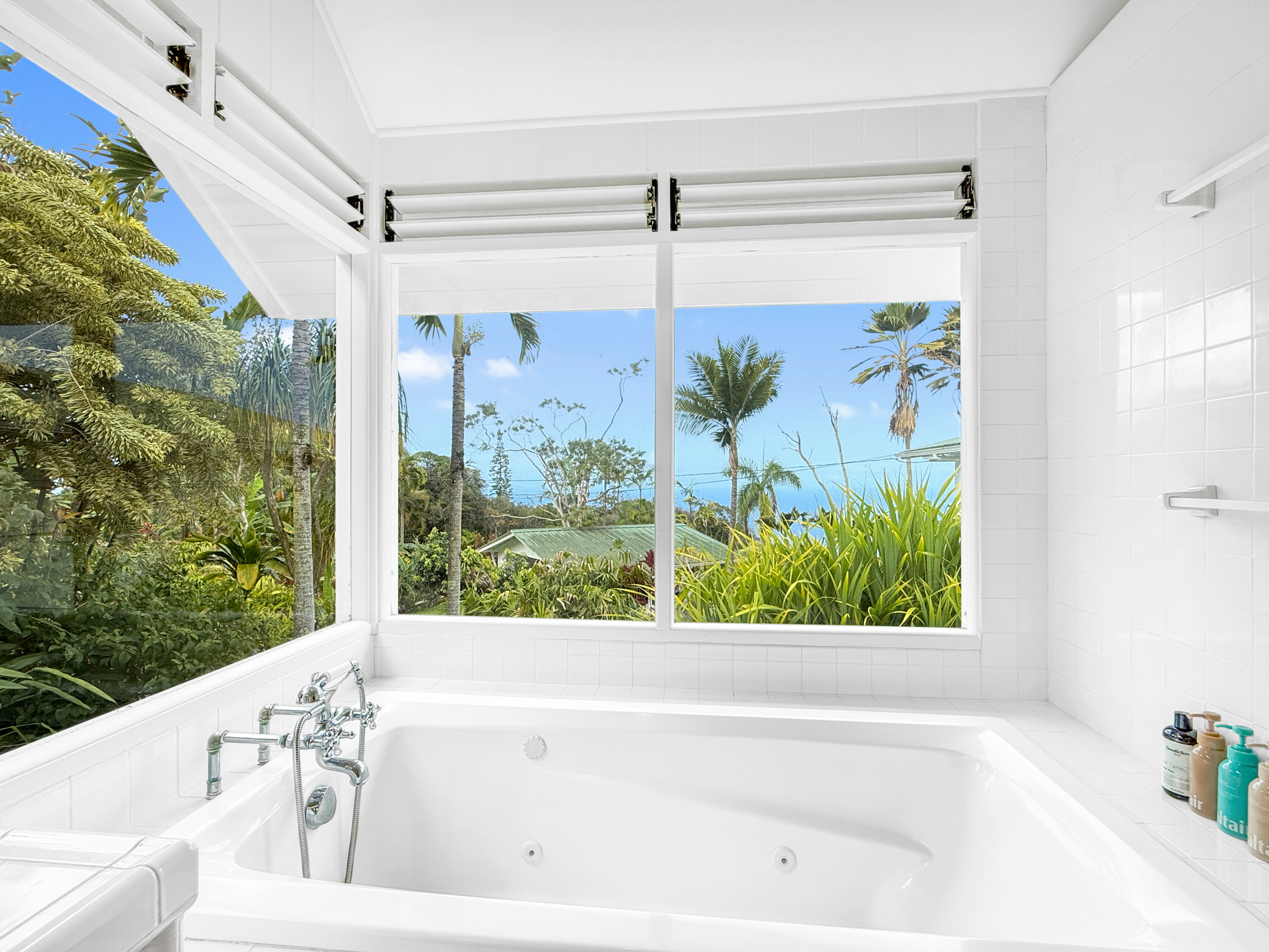 76-5807 Ho'okahi Road, Unit 1 Holualoa, HI 96725 - Photo 21 of 24 a bathroom with a bathtub and shower